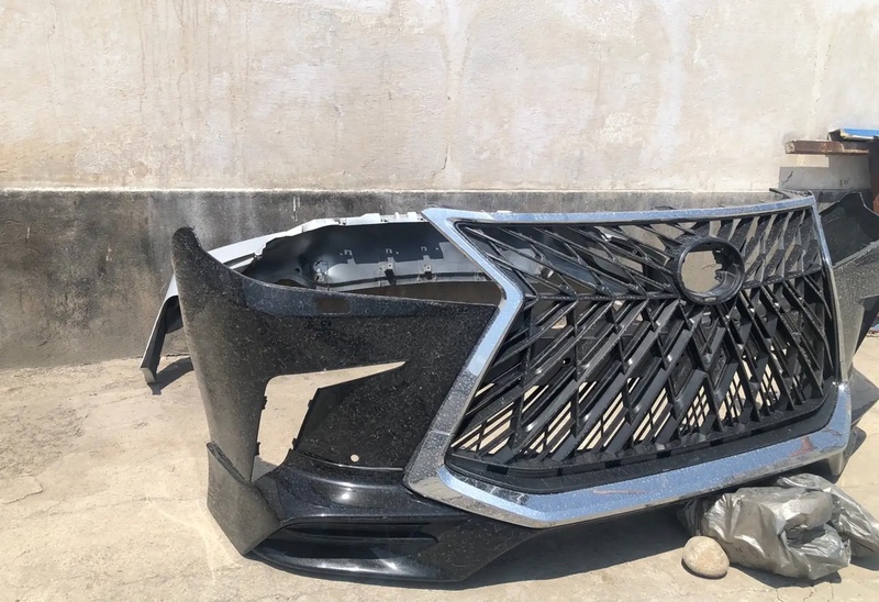 Передний бампер от Lexus LX570